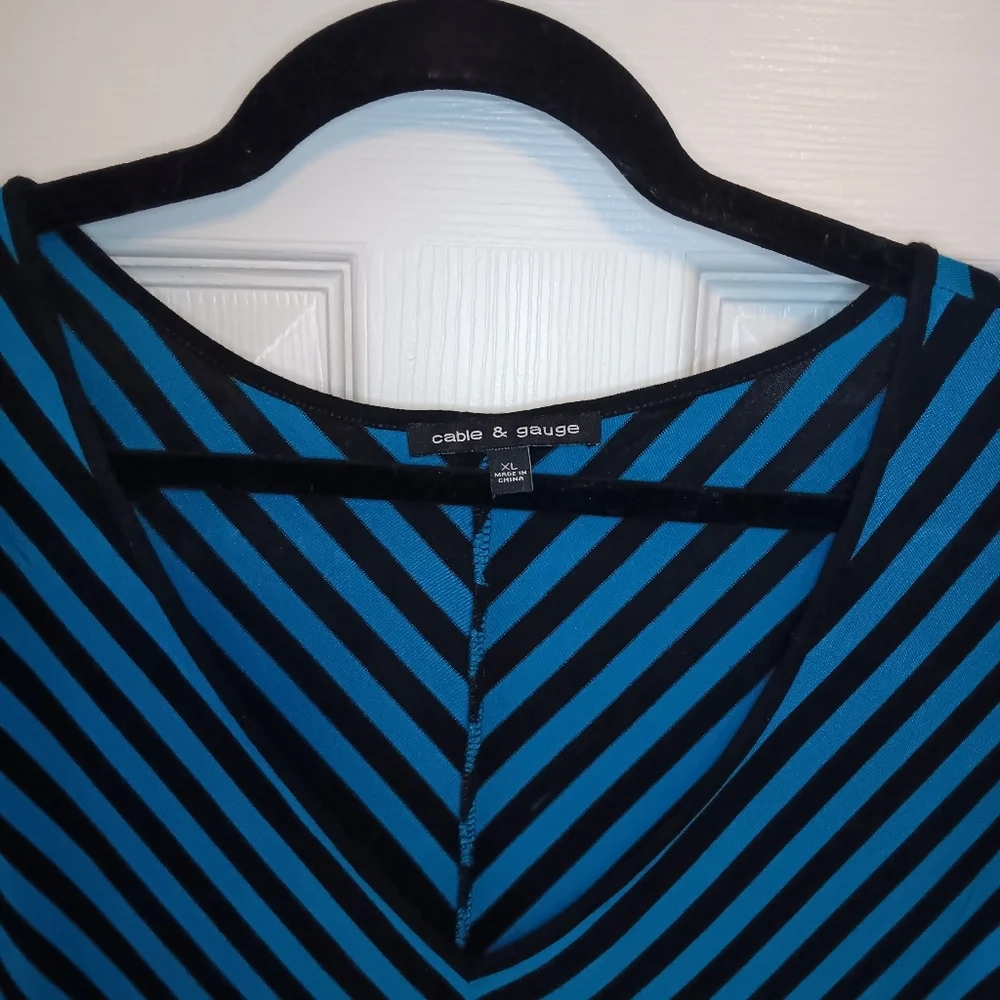 Cable & Gauge Striped V-Neck Sleeveless Top - Picture 2 of 4
